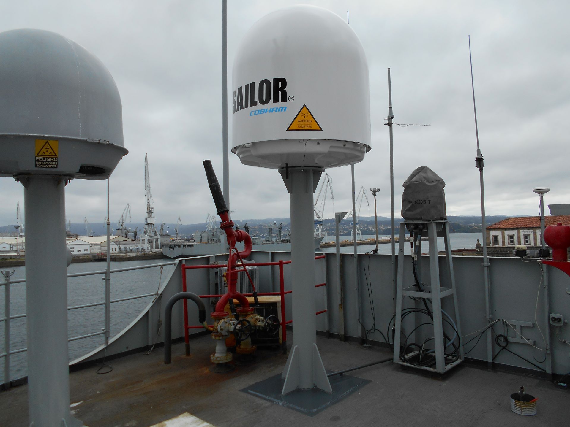 Antena satelital de barco